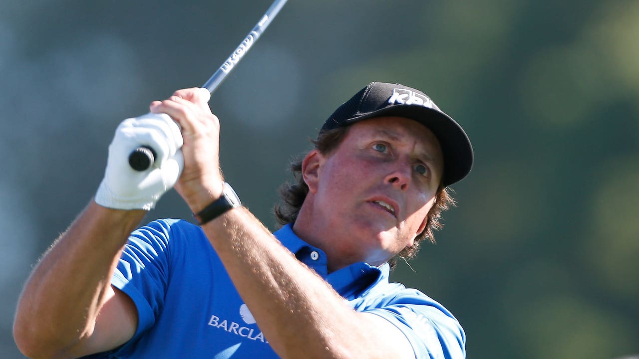 English takes lead as Mickelson joins Tiger out of Torrey Pines